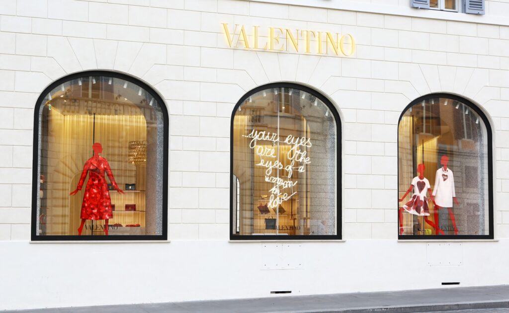 Valentino boutique de mode ville vitrine