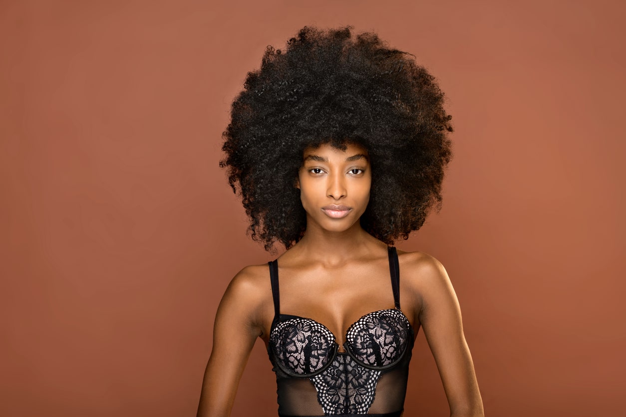 femme lingerie coupe cheveux afro body poitrine soutien gorge