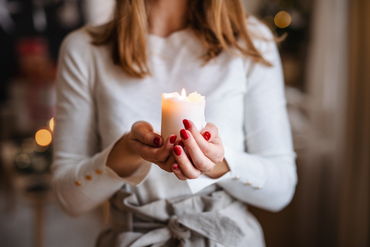 femme bougie allumer cierge ménopause