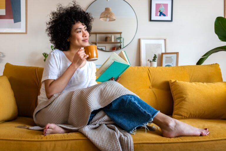 routine dimanche soir canapé cocooning lire livre tasse café thé