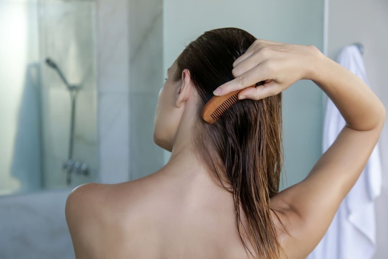 cheveux mouillés femme peigner douche salle de bain brosse erreurs éviter