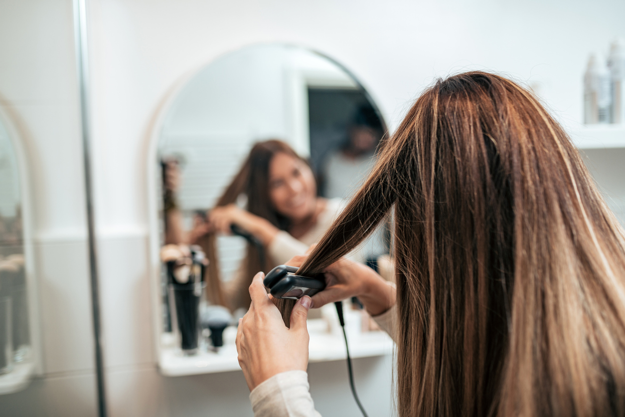 miroir femme brune lisseur lisser cheveux fer à lisser maison coiffure