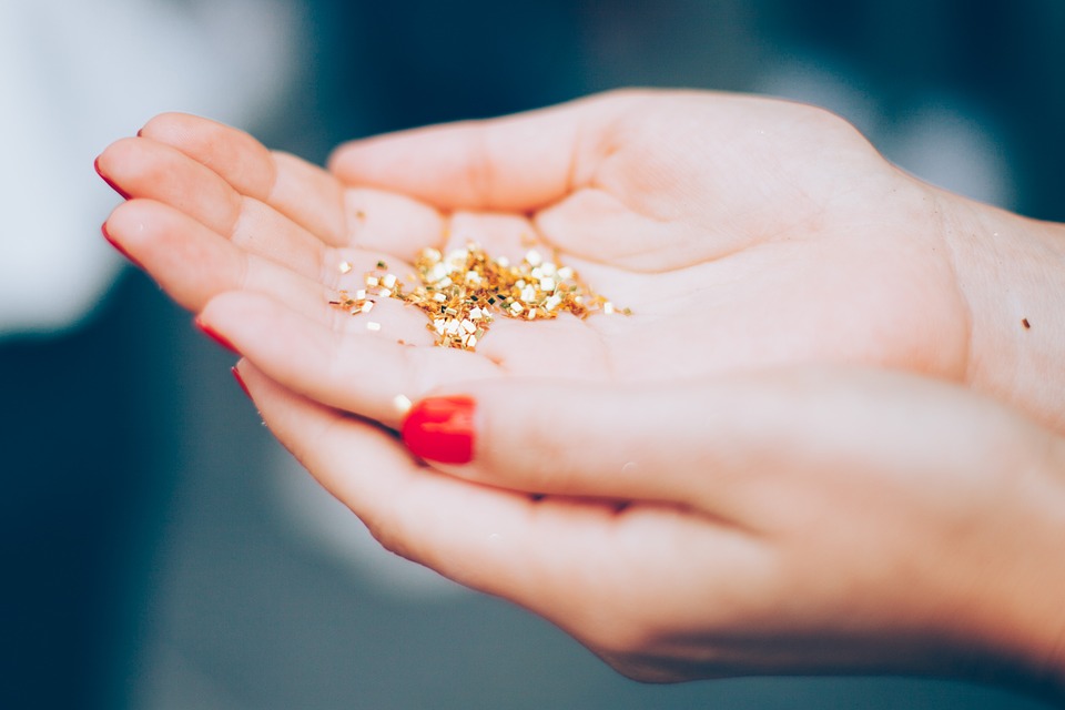 paillettes mains ongles beauté fêtes