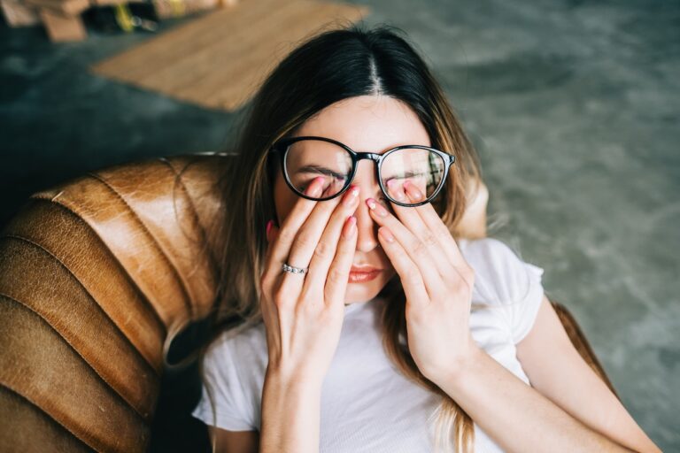 fatigue femme frotter yeux lunettes travail