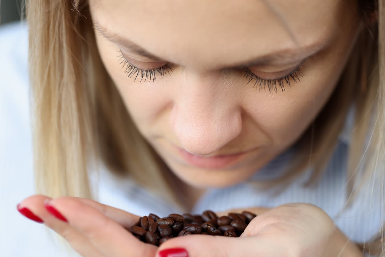 sentir grains de café femme parfum odeur agréable moral