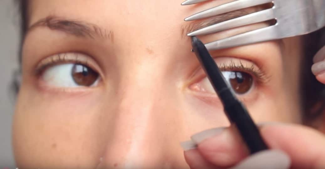 trait sourcils fourchette astuces maquillage insolites