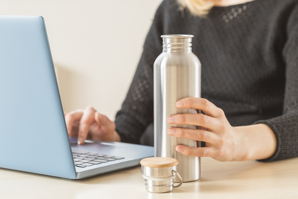 boire eau gourde métal PC ordinateur travail bouteille