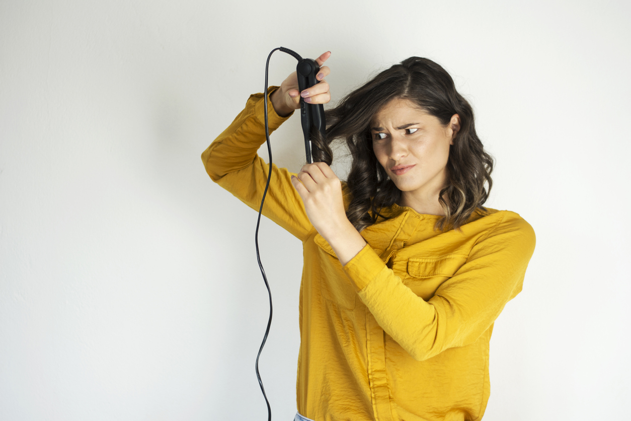 femme brune lisseur lisser cheveux fer à lisser coiffure