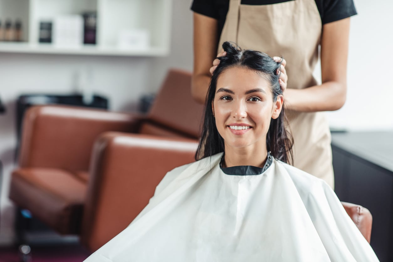 aller chez le coiffeur femme coiffure coupe cheveux coiffeuse