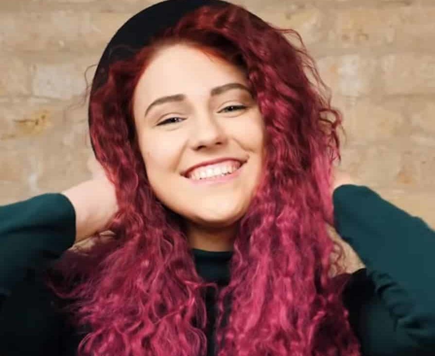 cheveux frisés chapeau